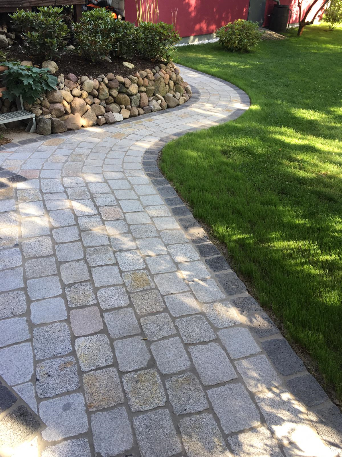 Edel Granit Pflasterplatte 12-13 cm grau regelmäßig Detail 2