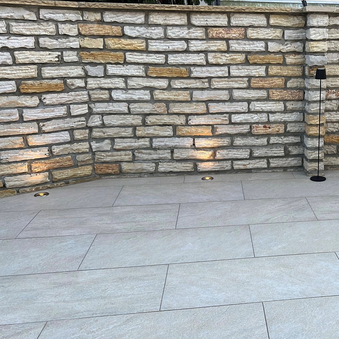 Sand Mauerstein 10x20x40 cm gelblich-grau Detail 1