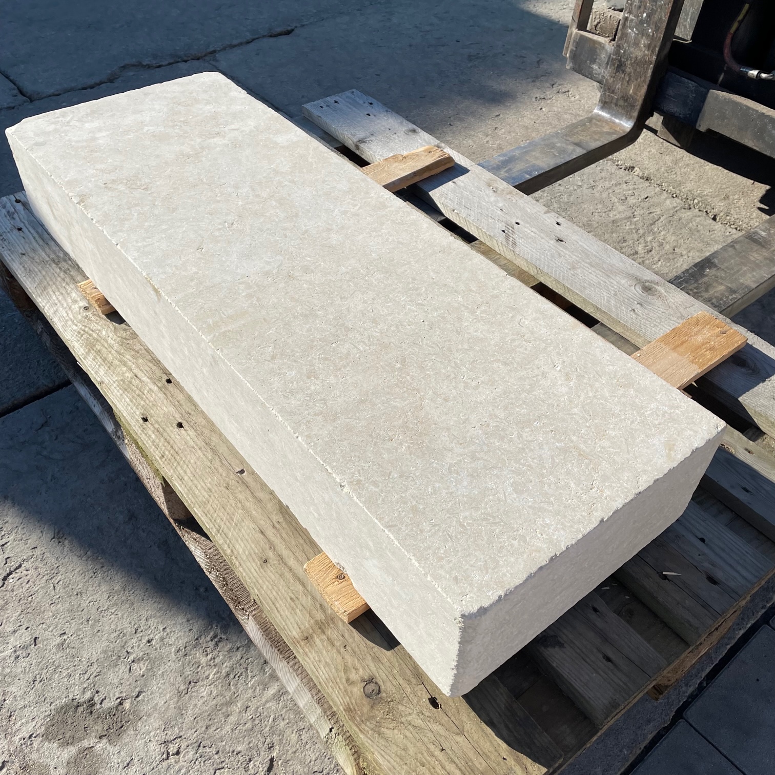 Kalkstein Blockstufe Catrina 15x35x100 cm gelb-beige Detail 2