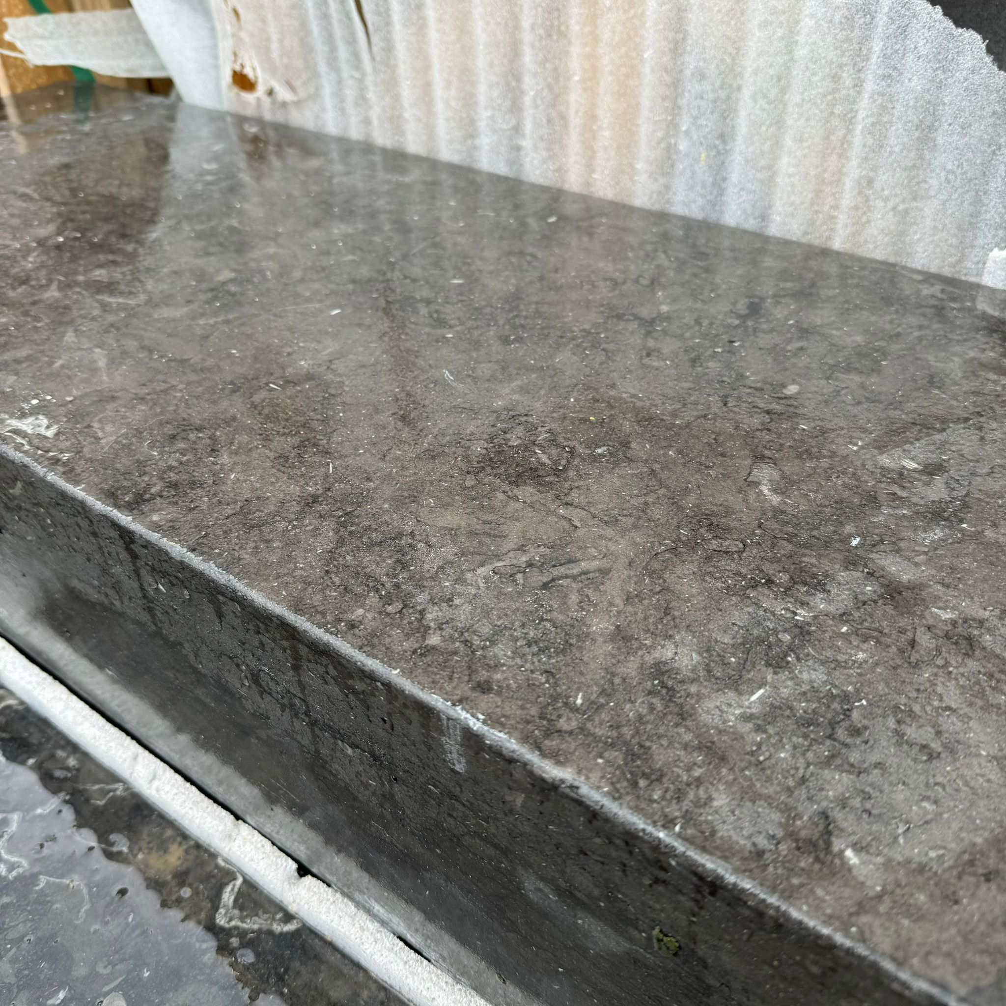 Kalkstein Blockstufe Malawi 15x35x100 cm anthrazit angeraut RESTPOSTEN Kalkstein Blockstufe 15x35x100 cm anthrazit angeraut