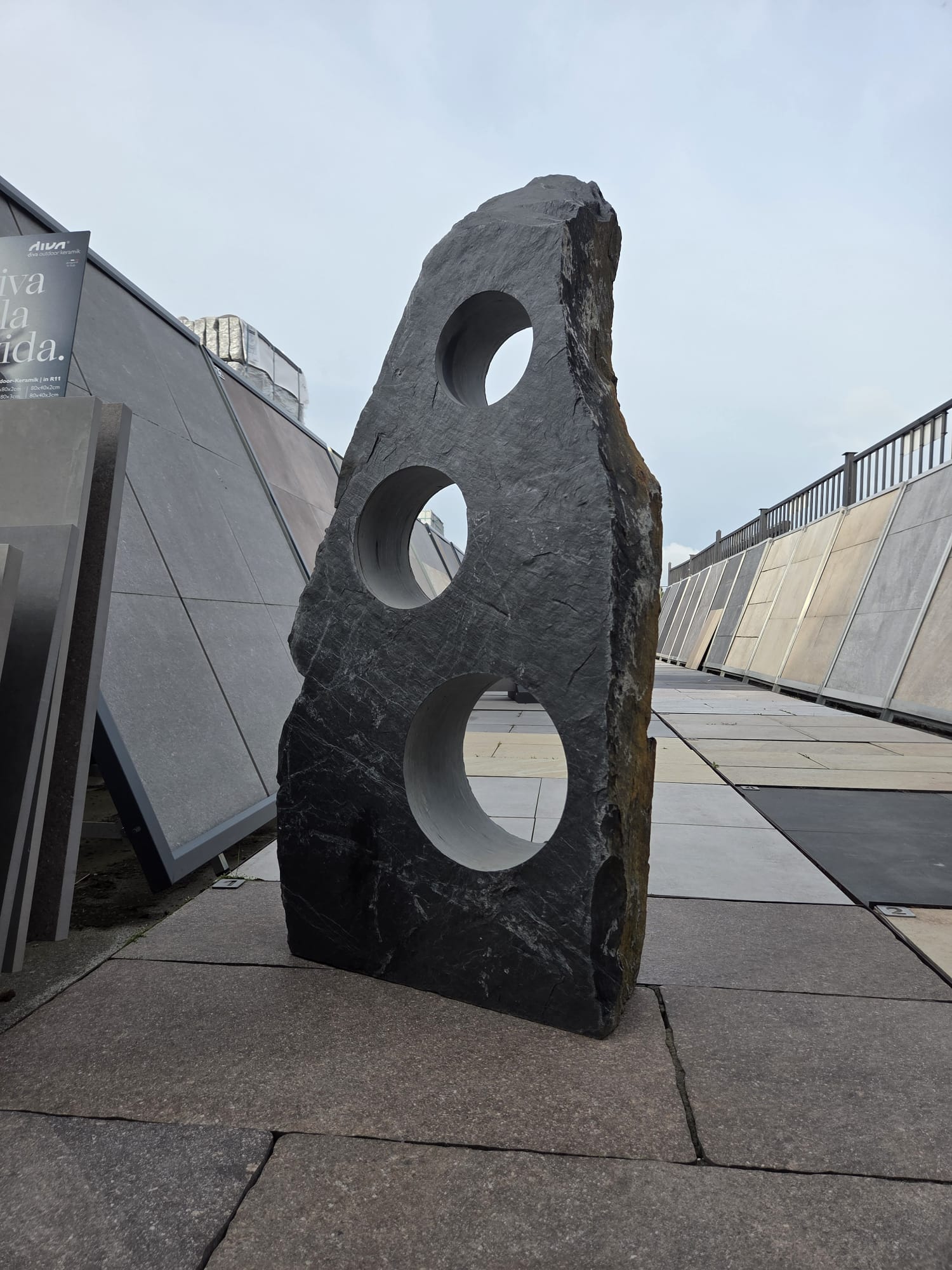 Zierfindling Monolith Schiefer Torre Nero Einzelstücke zwischen 150 und 550 kg