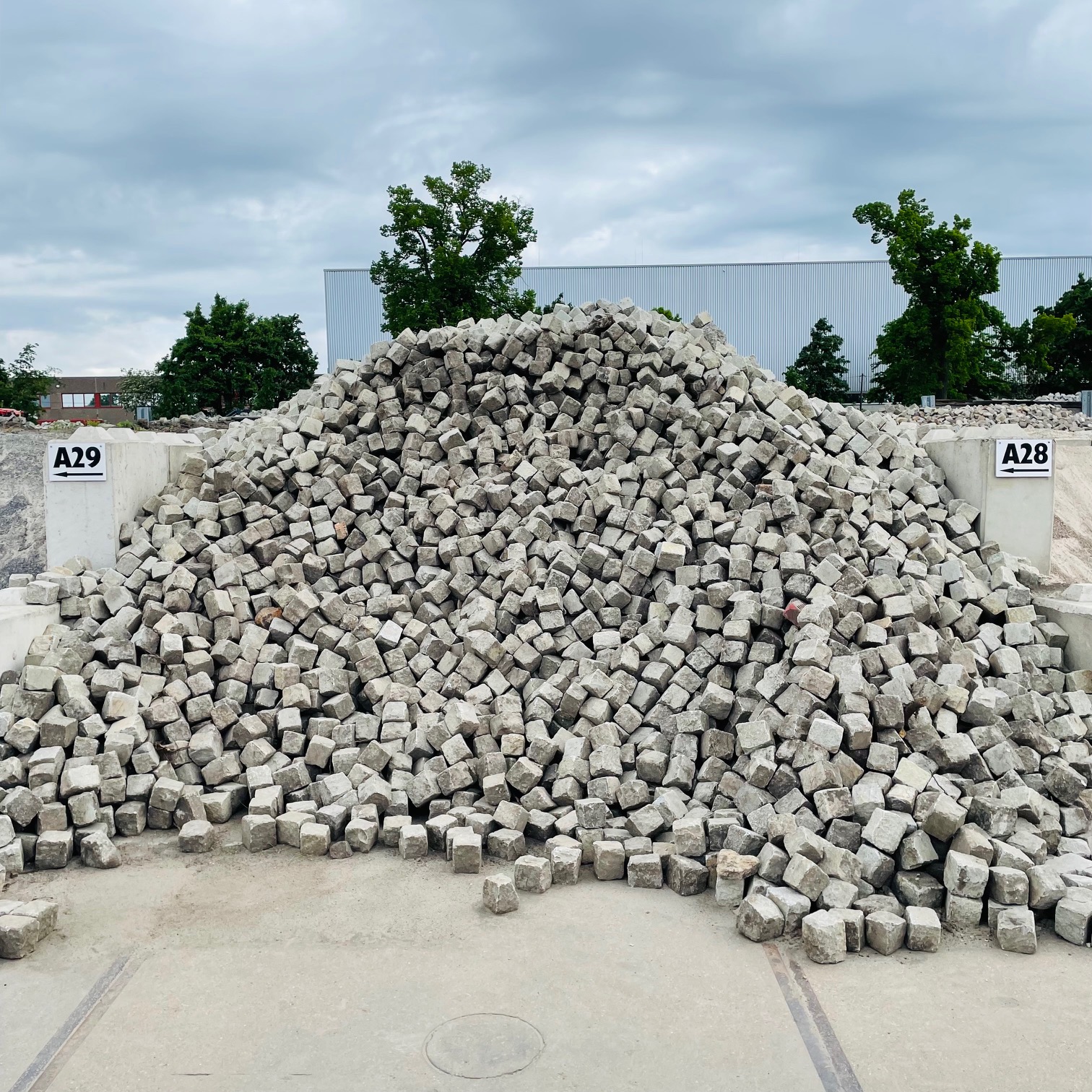 Gebrauchtes Granit Kleinpflaster 8-11 cm überwiegend grau/hellgrau Detail 1