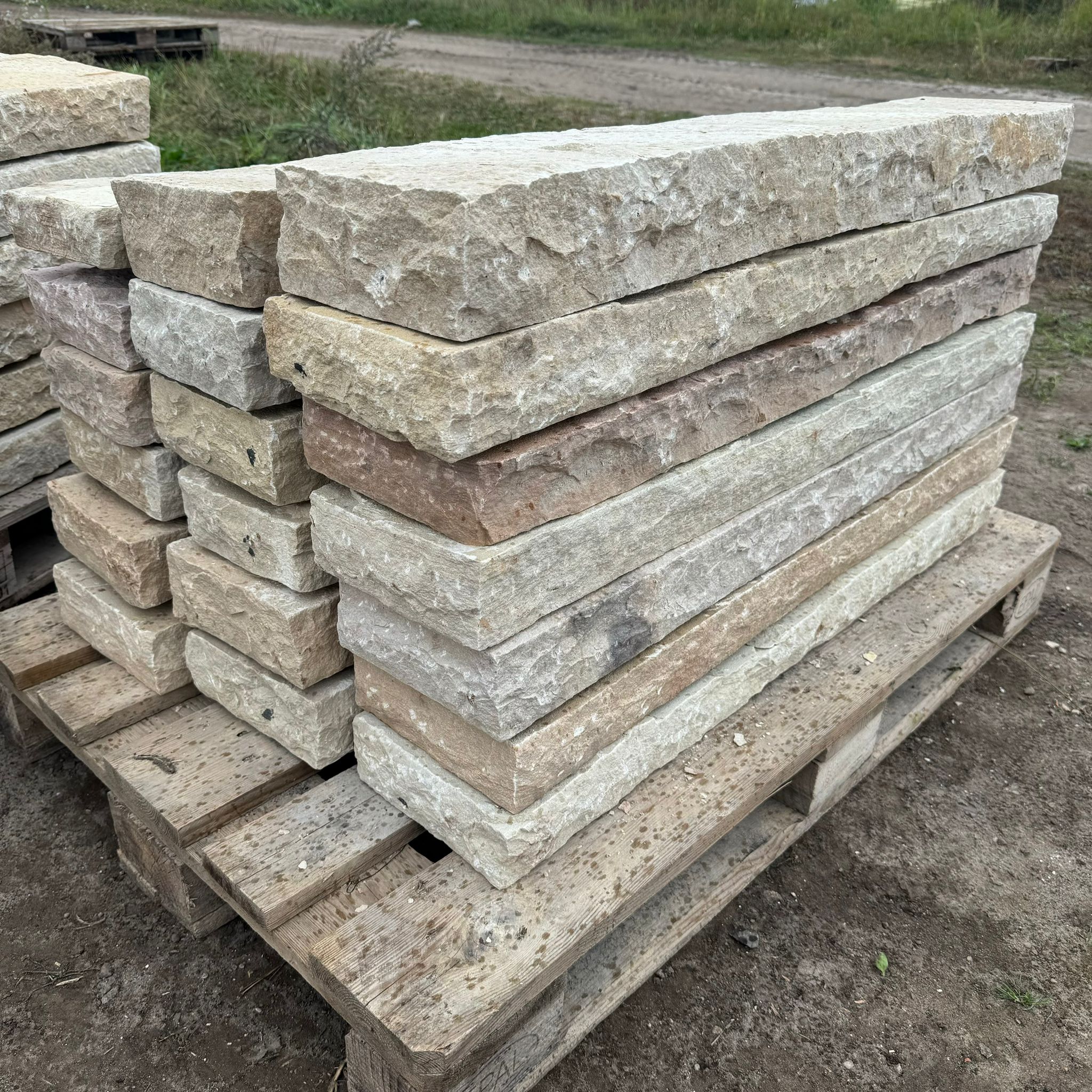 Quarz-Sand Kantenstein 7-9x20x100 cm mint-grün-gelb Detail 1