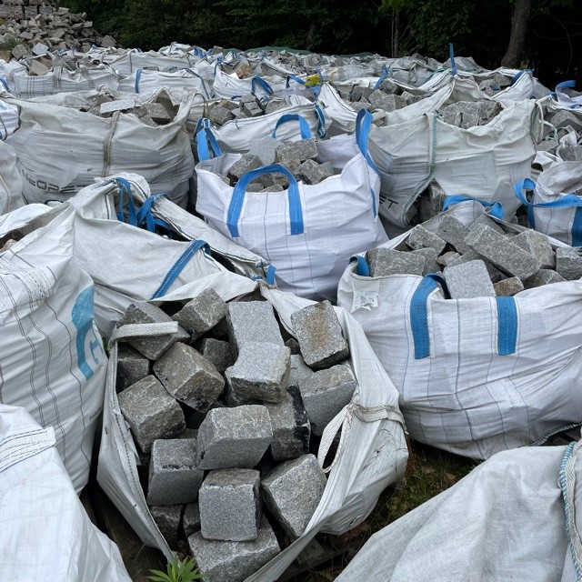 Edel Granit Pflasterplatte 12-13 cm grau regelmäßig Detail 4