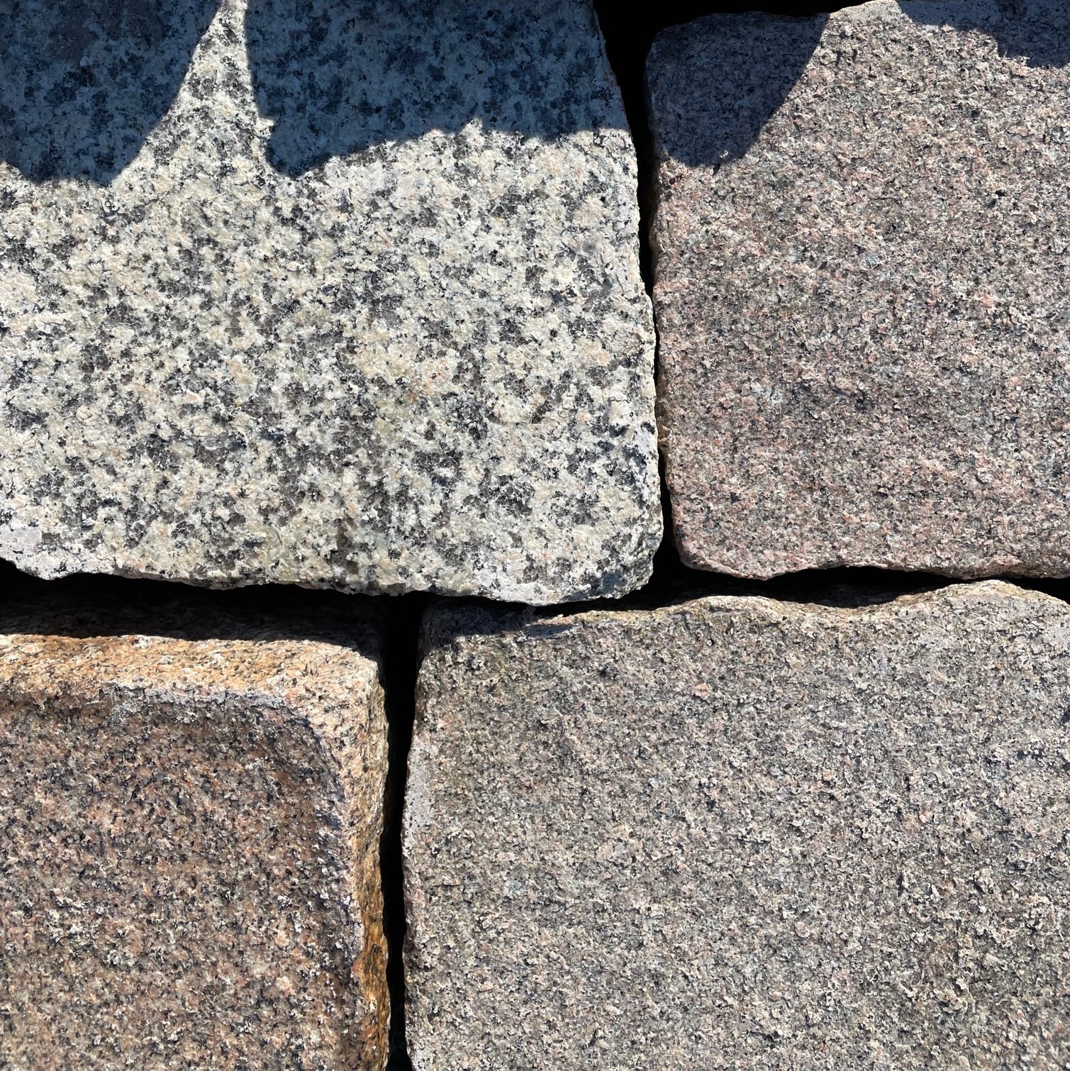 Edel Granit Pflasterplatte 12-13 cm rot-bunt Detail 1