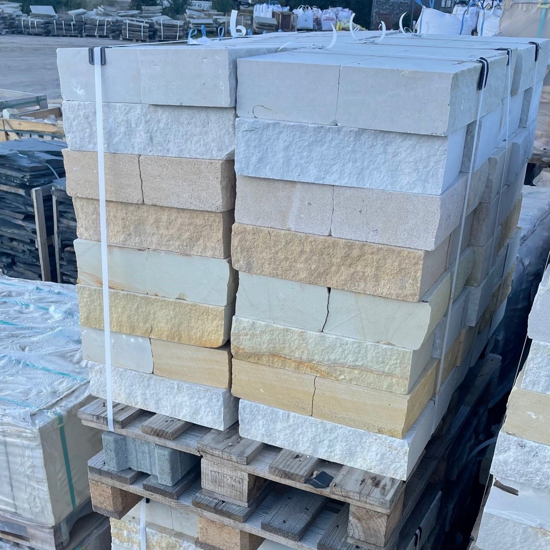 Sand Mauerstein 10x20x40 cm gesägt gelblich-grau Detail 3