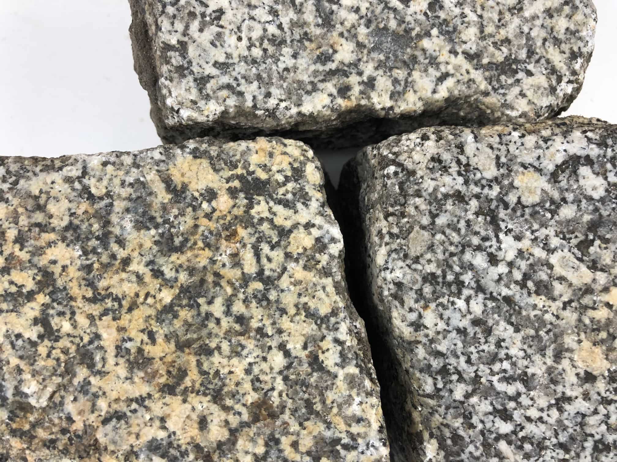 granit-kleinpflaster-gebraucht-grau-gelb-gespalten-box82 (3)