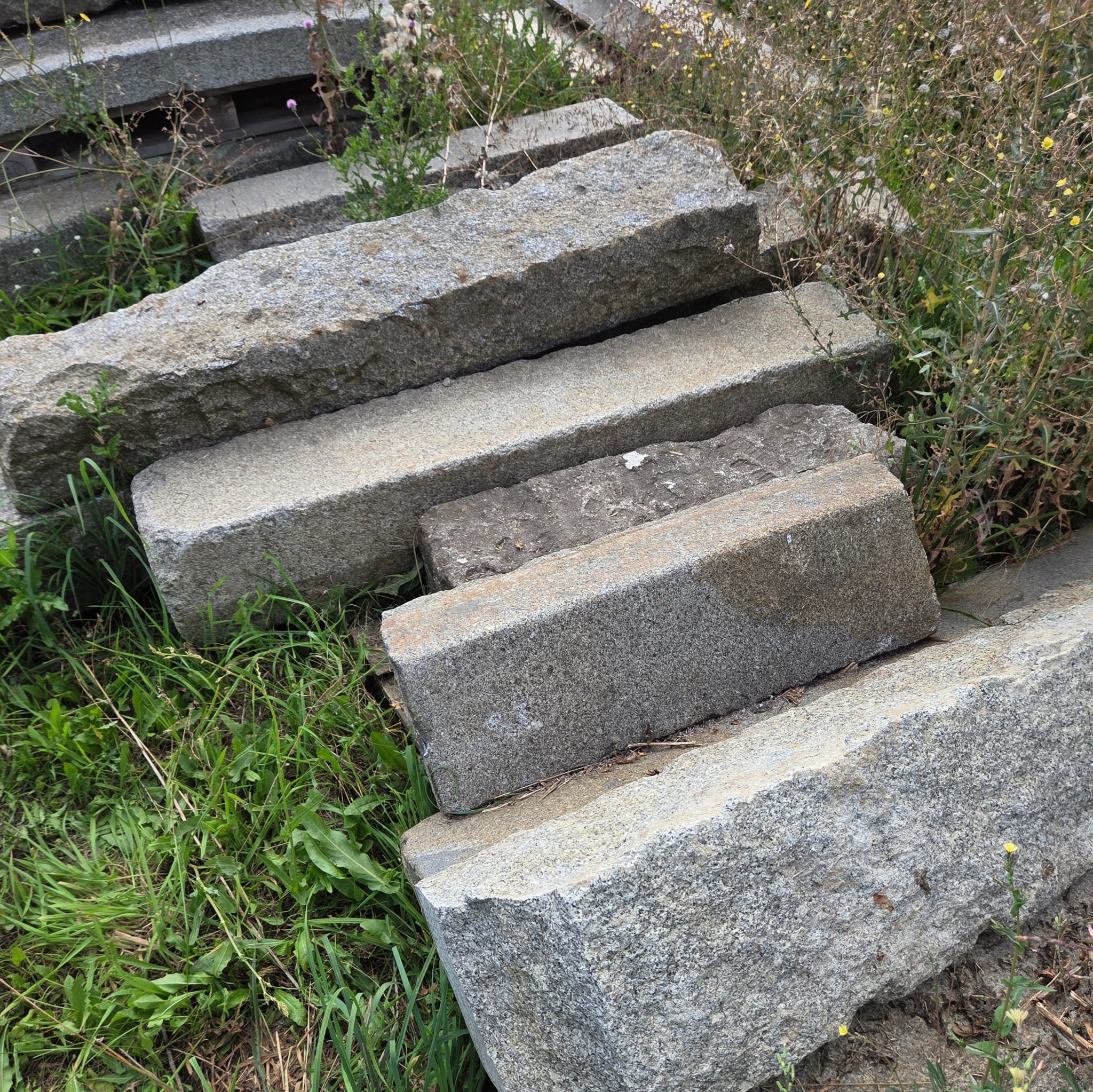 Antike Granit Treppenstufen ca. 25x30xfreie Längen grau-gelb