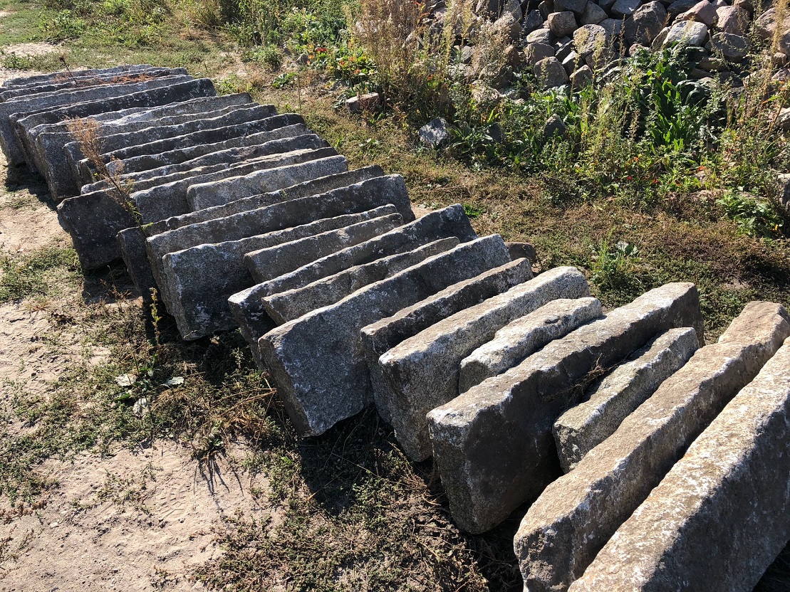 granit-bord-gebraucht-gespalten-teils-glatter-kopf