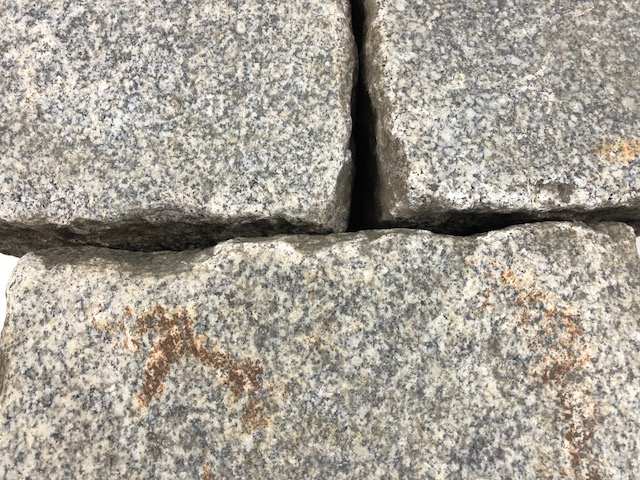 granit-großpflaster-gebraucht-überw.-grau-gespalten-boxA14 (2)