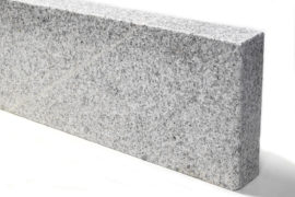 Granit Edelkantenstein 6x35x125 cm hellgrau allseitig gesägt/geflammt