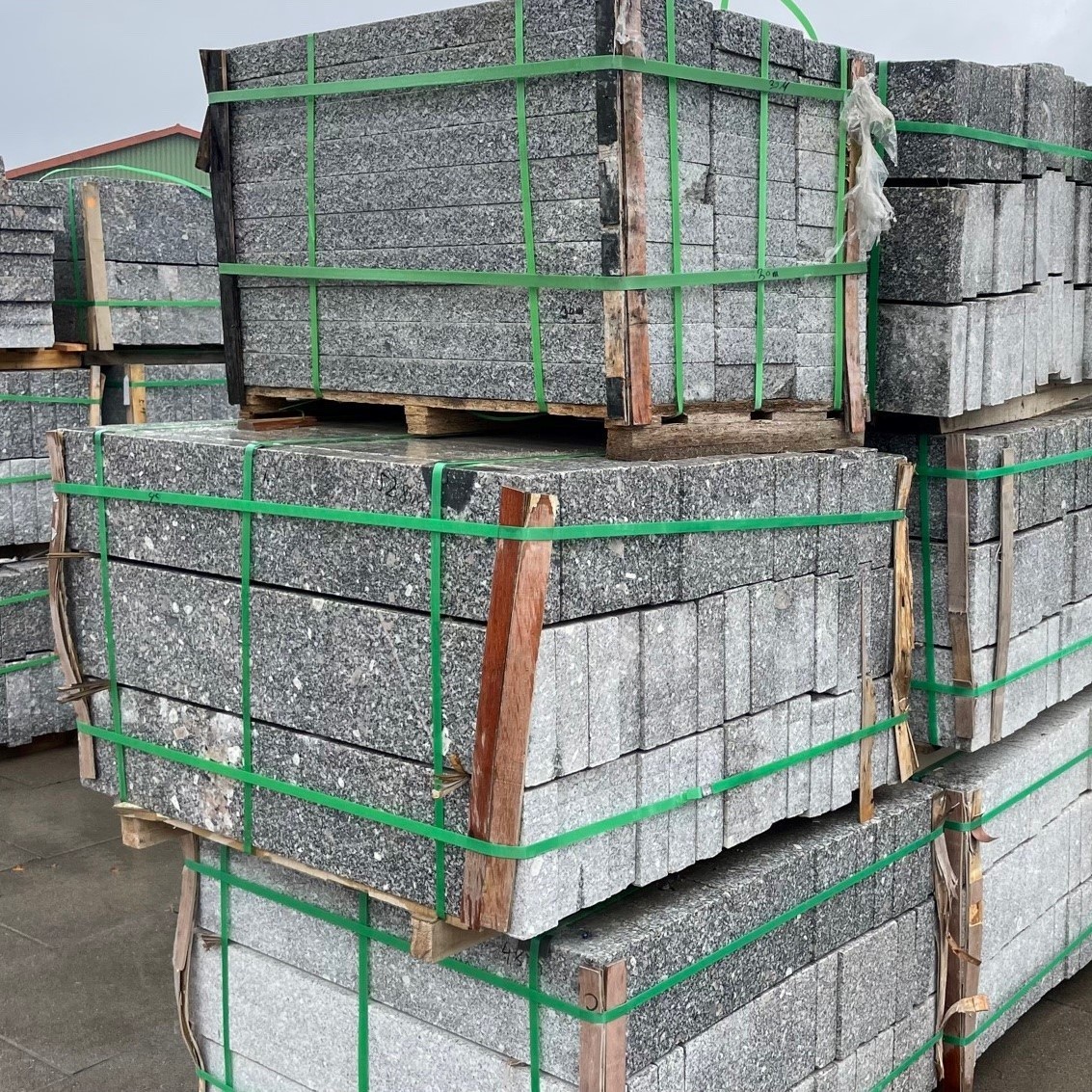 Granit Leistenstein Daba 8×30 cm grau allseitig gesägt & obere Längskante geflammt