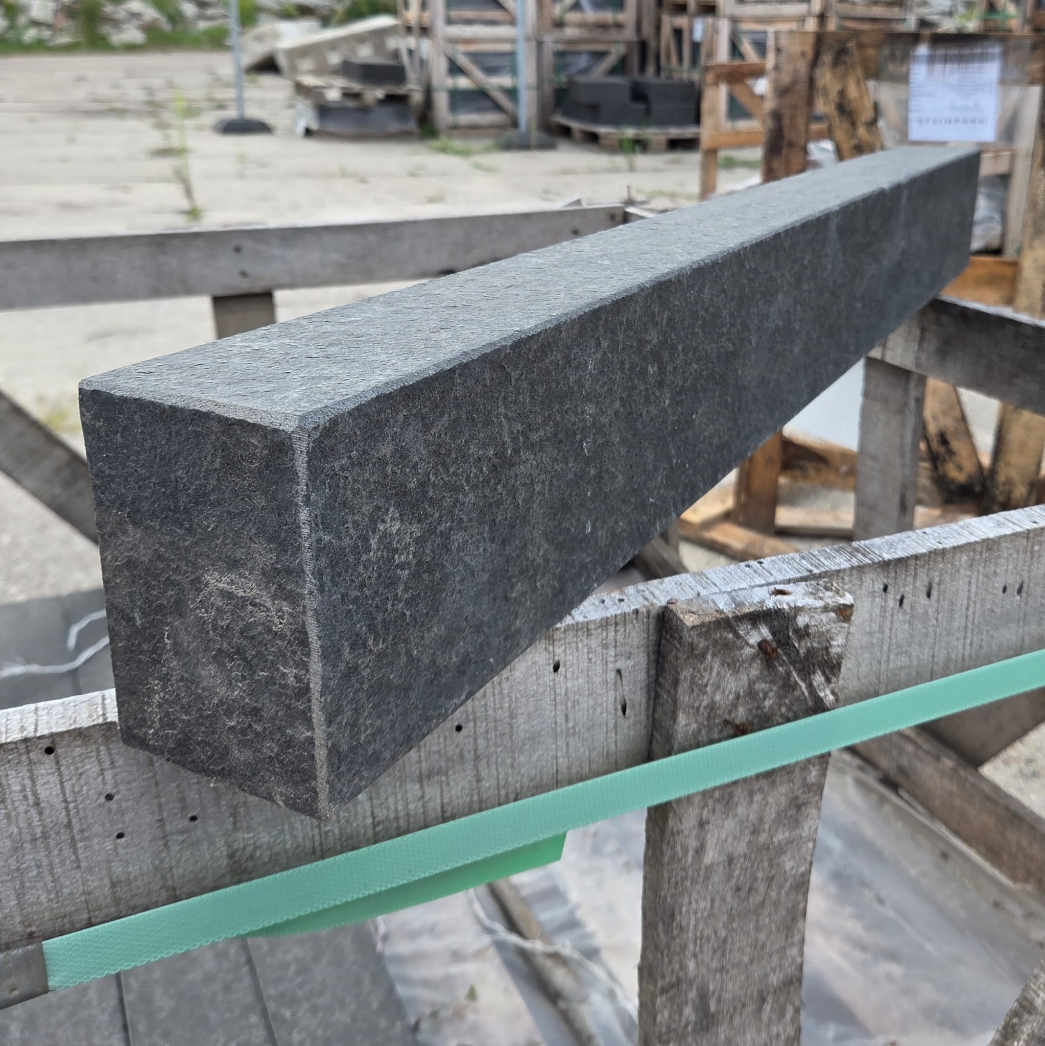 Basalt Edelpalisade/ Kantenstein Mekong Black 8x12x100 cm dunkelgrau-schwarz gesägt & geflammt