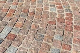 Neues Granit Mosaikpflaster 4-6 cm rötlich-bunt
