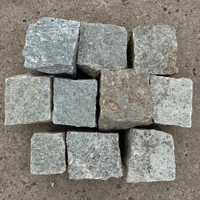 Gneis Kleinpflaster 8-12 cm gespalten grau-bunt
