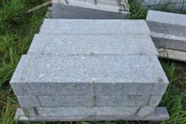 Granit Leistenstein Daba 12×25 cm grau allseitig gesägt & obere Längskante geflammt
