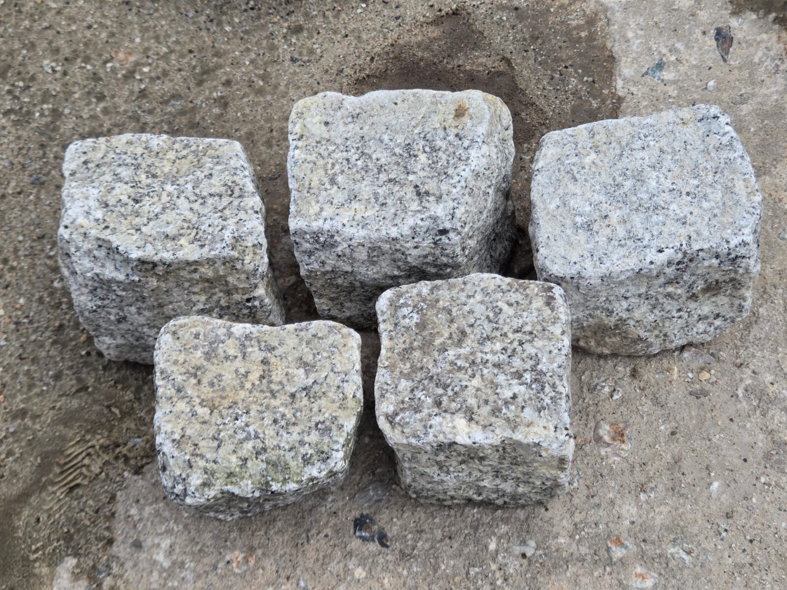 Gebrauchtes Granit Kleinpflaster 8-11 cm überwiegend grau