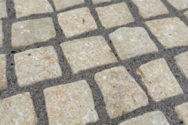 Kalkstein Mosaikpflaster Catrina 5x5x5 cm gelblich-cremebeige